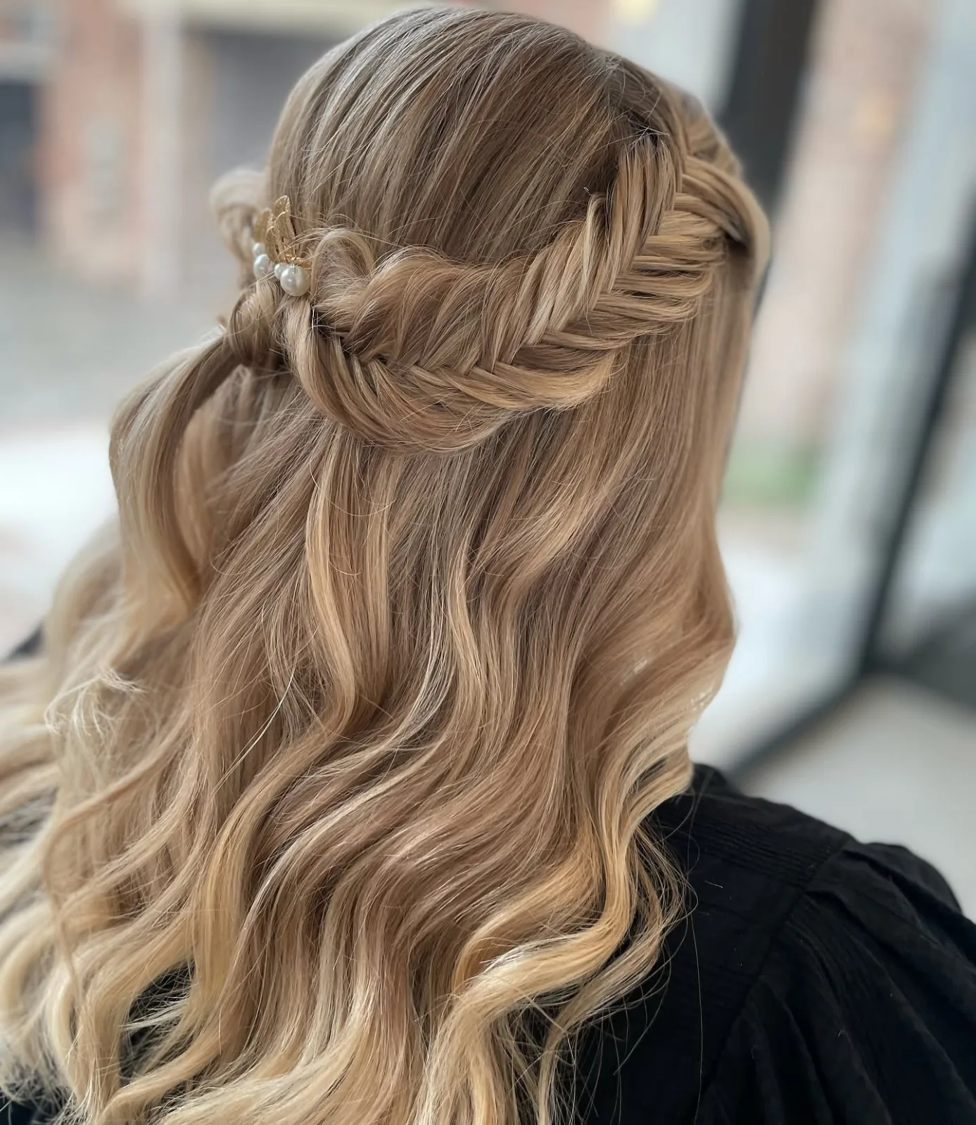Opsteekkapsels bij Haarsalon Magnifiek in Verrebroek