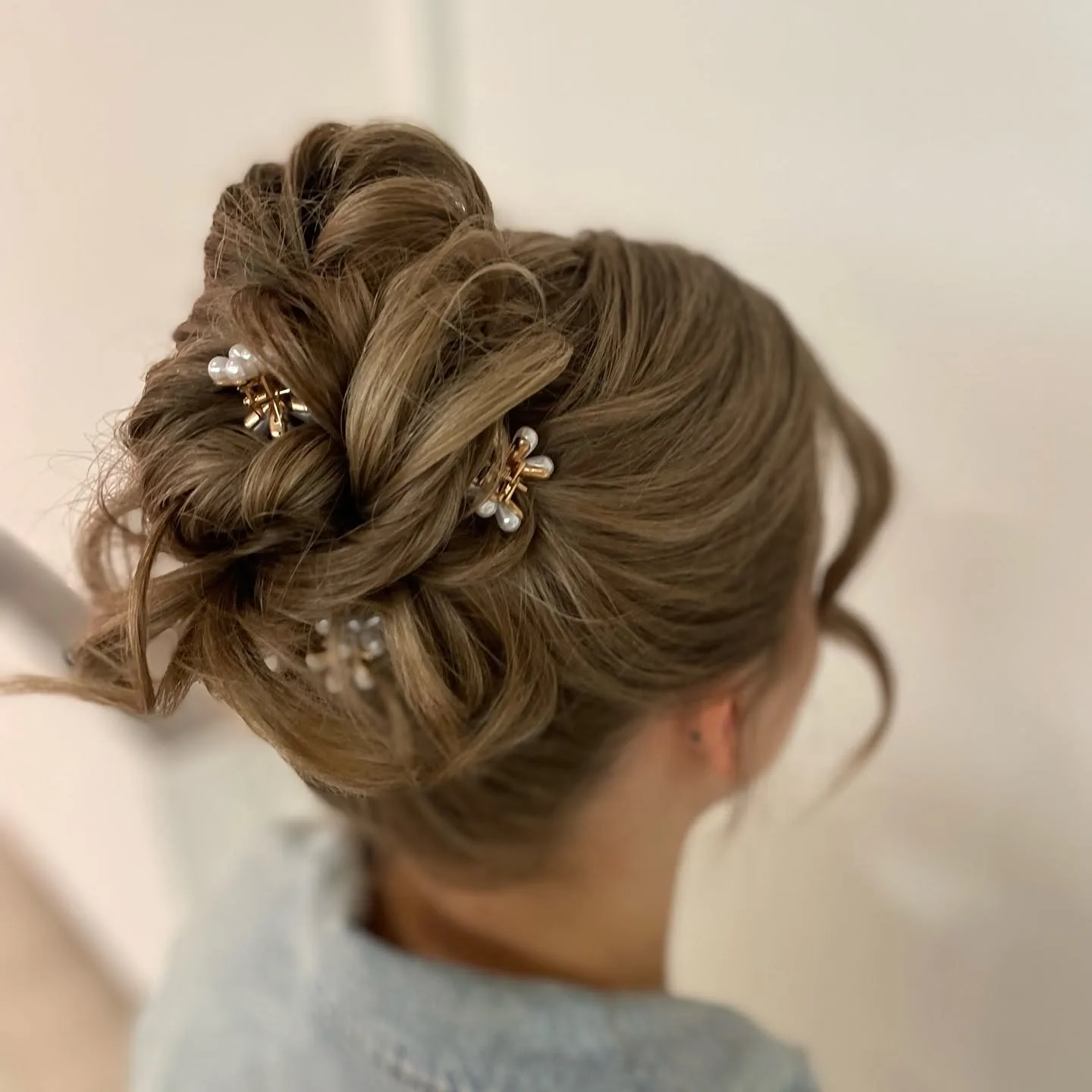 Opsteekkapsels bij Haarsalon Magnifiek in Verrebroek