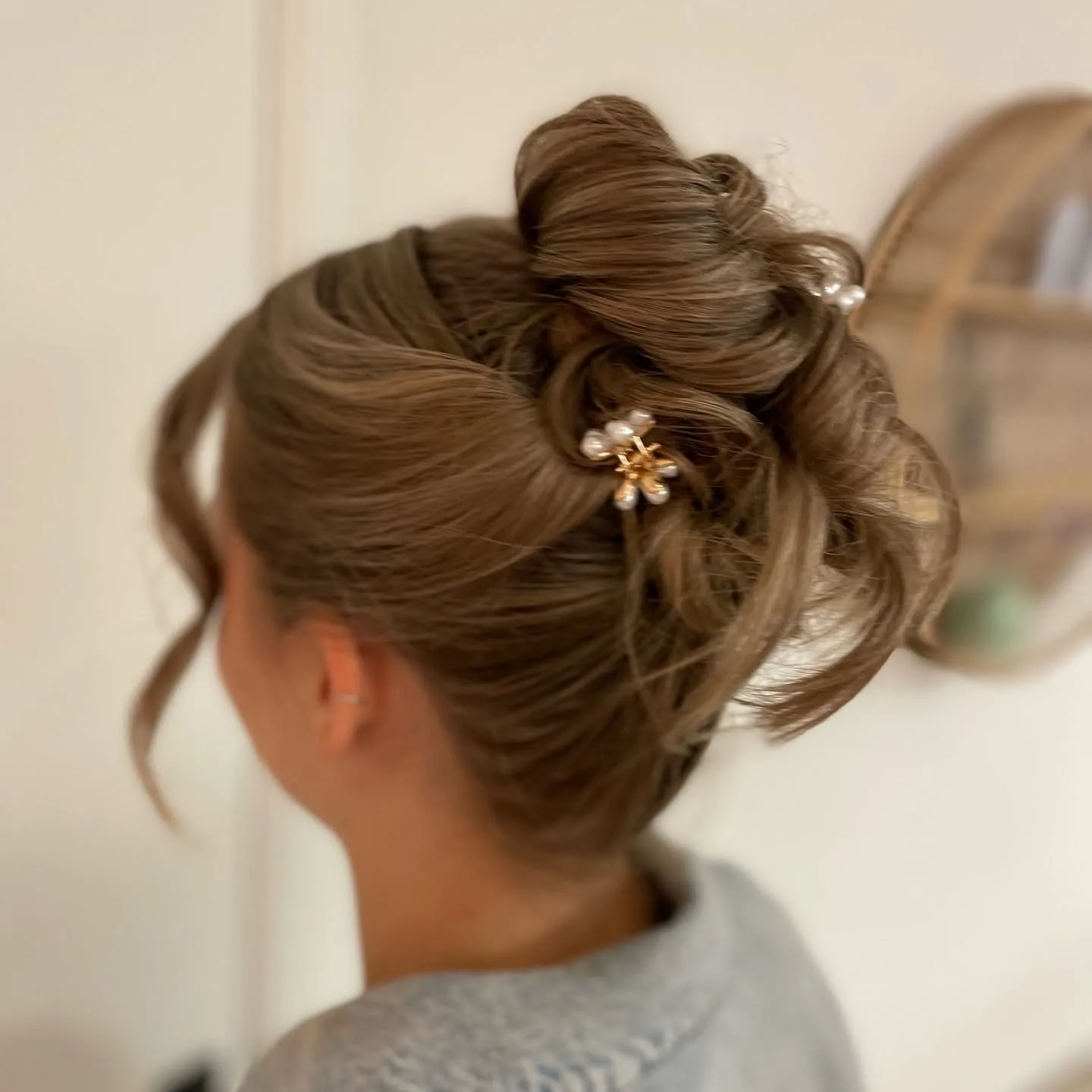 Opsteekkapsels bij Haarsalon Magnifiek in Verrebroek