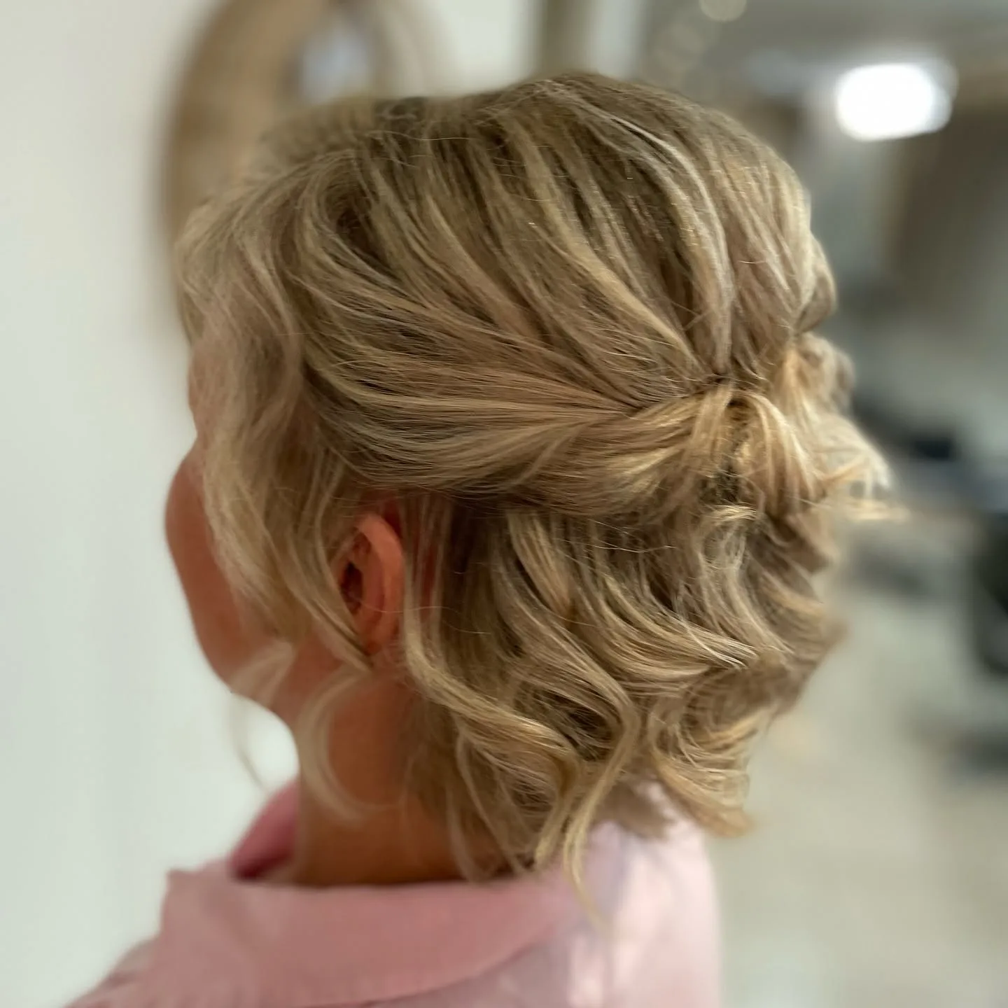 Opsteekkapsels bij Haarsalon Magnifiek in Verrebroek