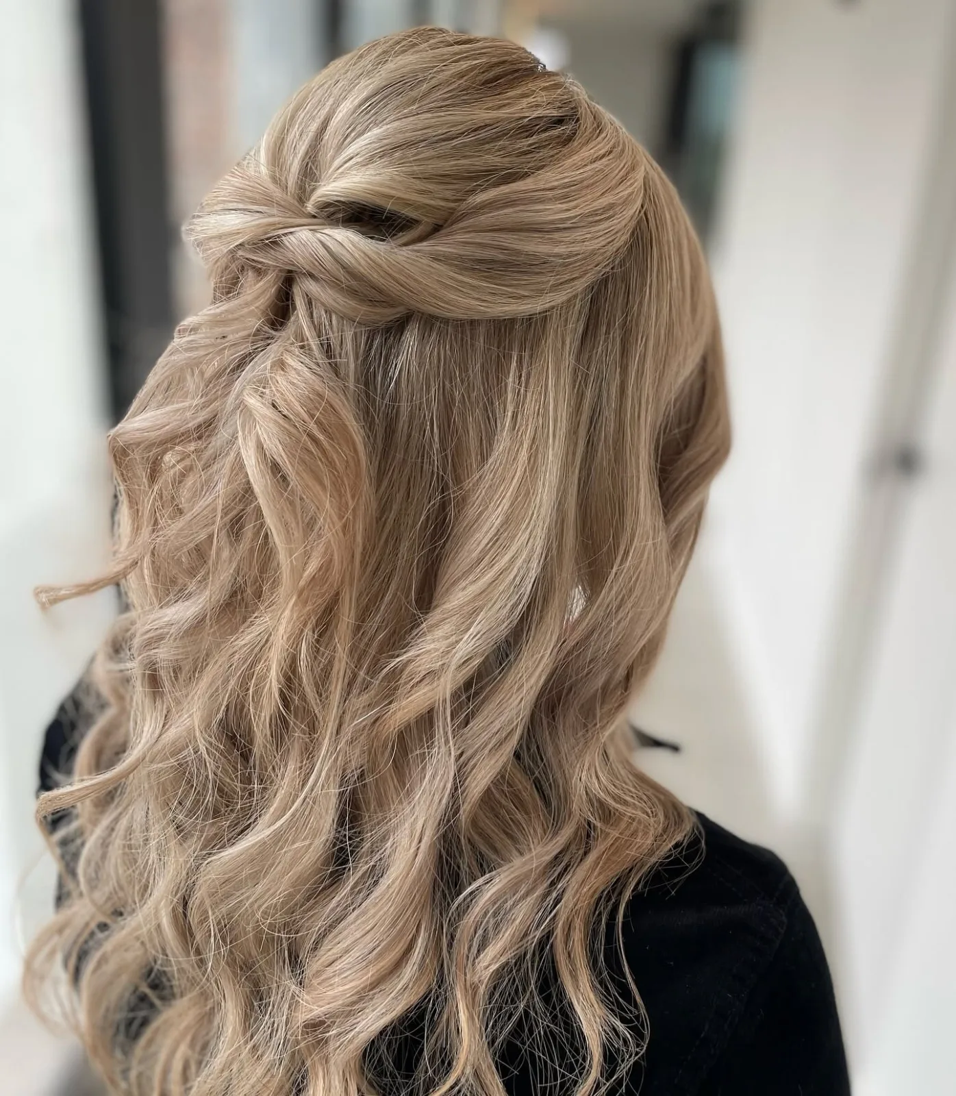 Opsteekkapsels bij Haarsalon Magnifiek in Verrebroek