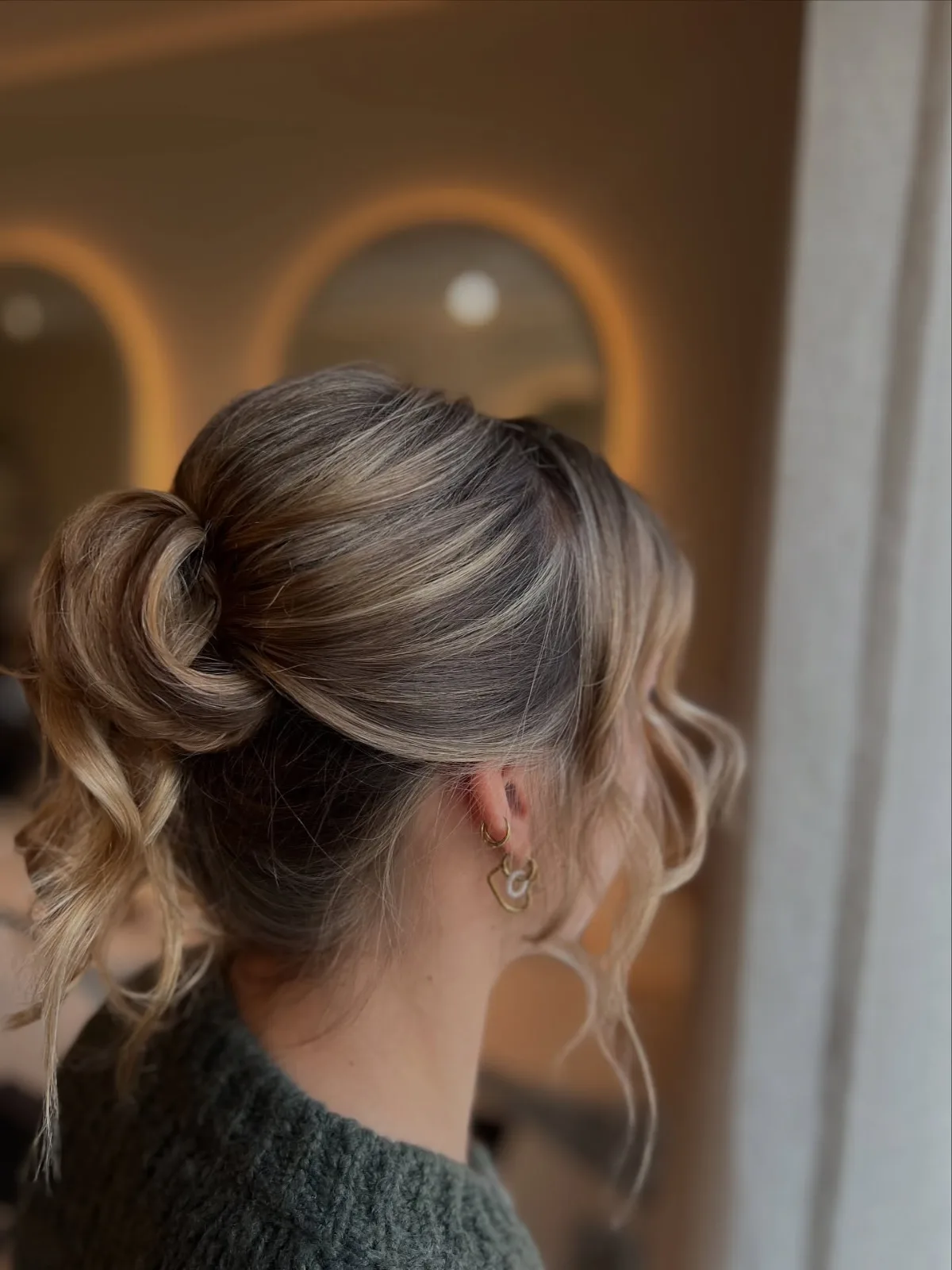 Opsteekkapsels bij Haarsalon Magnifiek in Verrebroek