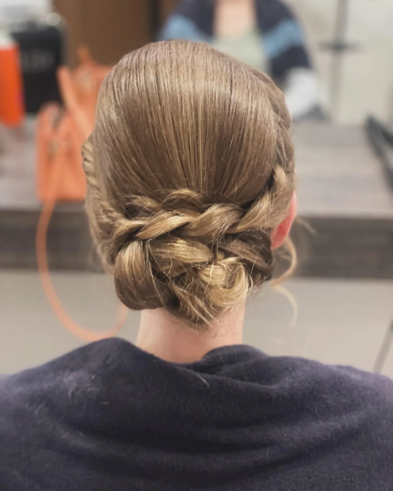 Opsteekkapsels bij Haarsalon Magnifiek in Verrebroek