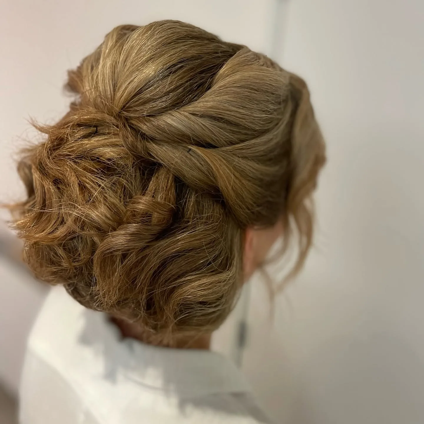 Opsteekkapsels bij Haarsalon Magnifiek in Verrebroek